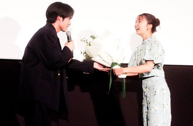 赤楚衛二＆上白石萌歌、花束交換ではにかみ！『366日』大ヒット＆バースデー記念スペシャル舞台あいさつ（11枚目）
