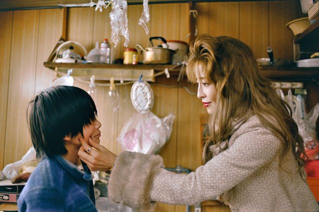 宮沢りえが水商売で日銭を稼ぐ母親に…映画『しびれ』劇中スチール4点：フォトギャラリー