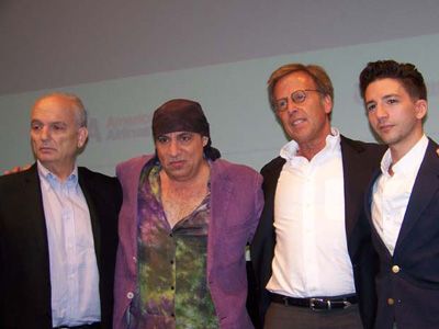 （左から）デヴィッド・チェイス監督、スティーヴン・ヴァン・ザント、プロデューサーのマーク・ジョンソン、ジョン・マガロ