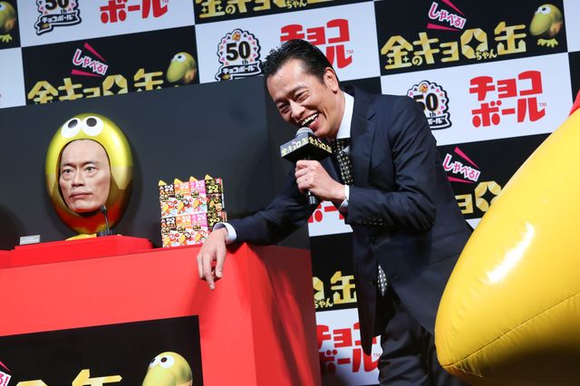 キョロちゃんのくちばしが遠藤憲一に…「金のエンキョロちゃん缶」がすさまじい迫力（5枚目）