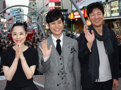 韓国の大声援に笑顔で応える左から深津絵里、妻夫木聡、李相日監督