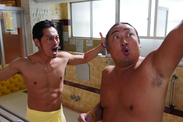 般若×秋山竜次が銭湯で…！オムニバス映画『半径1メートルの君～上を向いて歩こう～』場面カット：フォトギャラリー