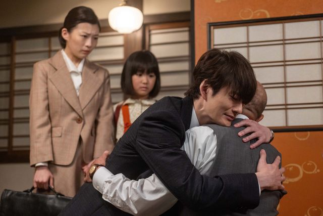 航一（岡田将生）と杉田（高橋克実）は抱擁して…「虎に翼」第17週「女の情に蛇が住む？」第85回：フォトギャラリー