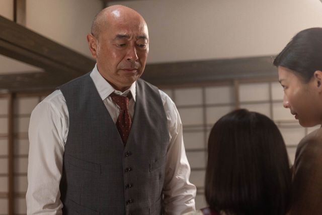 航一（岡田将生）と杉田（高橋克実）は抱擁して…「虎に翼」第17週「女の情に蛇が住む？」第85回（2枚目）