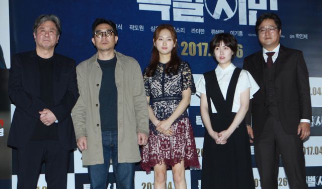 左からチェ・ミンシク、パク・インジェ監督、リュ・ヘヨン、シム・ウンギョン、クァク・ドウォン