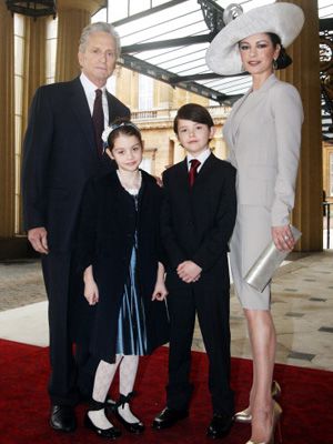 バッキンガム宮殿に招待されたマイケル・ダグラス、キャサリン・ゼタ・ジョーンズと子どもたちディランくんとセリスちゃん