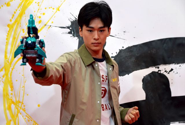 ガメドンと一緒に囲み取材に登場した吉田晴登