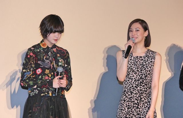 意気投合の平手友梨奈＆北川景子！『響 -HIBIKI-』初日舞台あいさつ（8枚目）