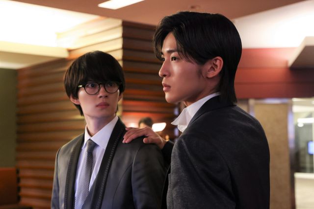 目黒蓮、ゴージャススーツに畑仕事スタイルも披露！『劇場版　トリリオンゲーム』場面写真（2枚目）