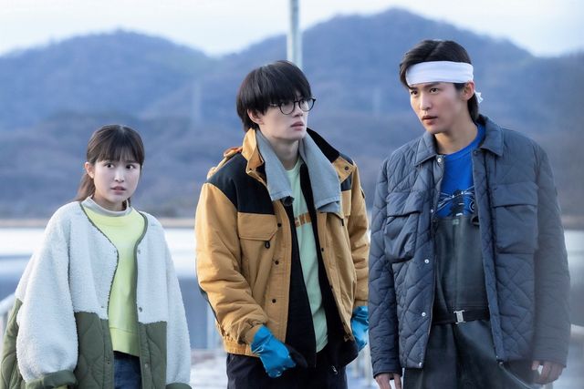 目黒蓮、ゴージャススーツに畑仕事スタイルも披露！『劇場版　トリリオンゲーム』場面写真（4枚目）