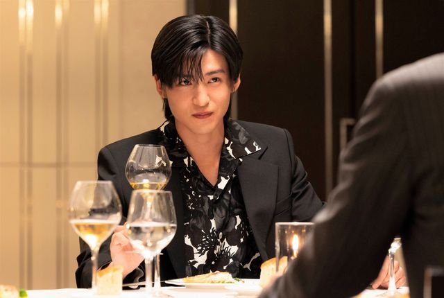 目黒蓮、ゴージャススーツに畑仕事スタイルも披露！『劇場版　トリリオンゲーム』場面写真（5枚目）