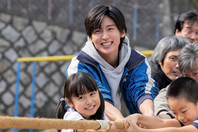 目黒蓮、ゴージャススーツに畑仕事スタイルも披露！『劇場版　トリリオンゲーム』場面写真（6枚目）