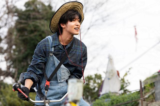 目黒蓮、ゴージャススーツに畑仕事スタイルも披露！『劇場版　トリリオンゲーム』場面写真（7枚目）