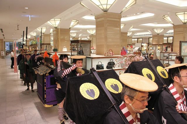 映画『超高速!参勤交代』と日本橋三越本店のコラボで大名行列が復活！フォトギャラリー（4枚目）