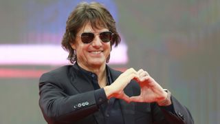 トム・クルーズ、IMAX専用映画館の屋上に突如出現