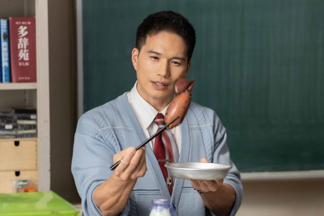 『おいしい給食 Road to イカメシ』甘利田、うまそげな函館名物と対面…!新場面写真:フォトギャラリー