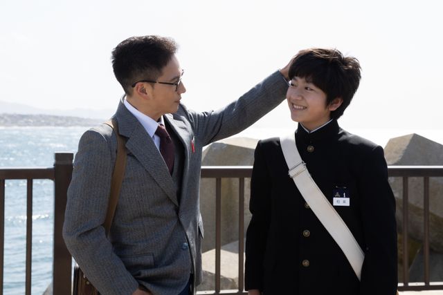 『おいしい給食 Road to イカメシ』甘利田、うまそげな函館名物と対面…！新場面写真（2枚目）