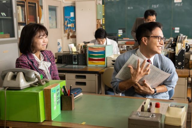 『おいしい給食 Road to イカメシ』甘利田、うまそげな函館名物と対面…！新場面写真（13枚目）