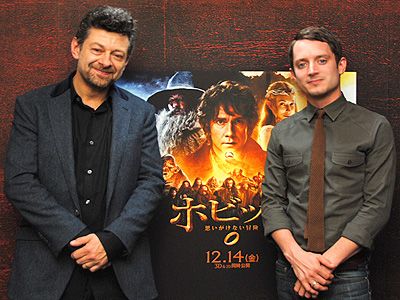 再会にうれしそうな笑顔を見せたアンディ・サーキスとイライジャ・ウッド