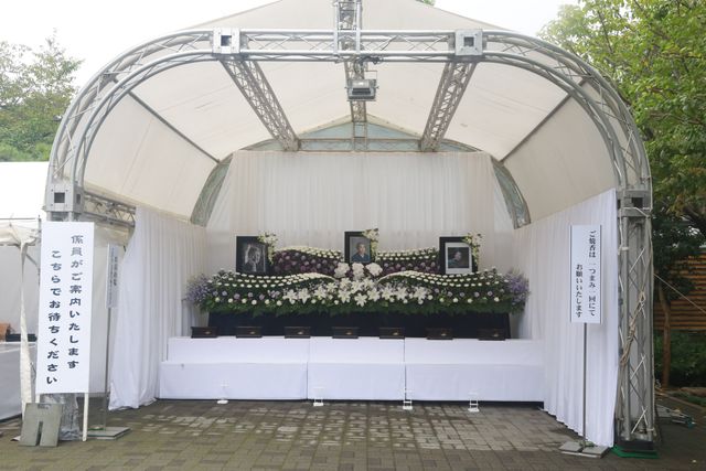 樹木希林さん葬儀　『万引き家族』共演者も参列（4枚目）