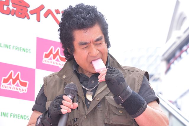 藤岡弘隊長、リアルバービーの可愛さに骨抜き!?　画像ギャラリー（6枚目）