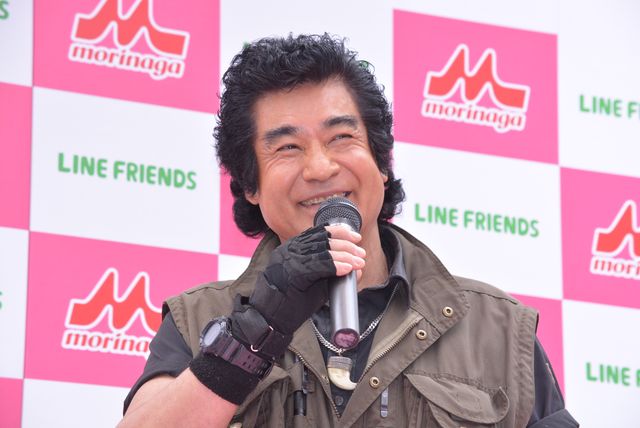 藤岡弘隊長、リアルバービーの可愛さに骨抜き!? 画像ギャラリー