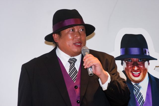 ロバート秋山が実写版「笑ゥせぇるすまん」の劇中衣装で登場！（4枚目）