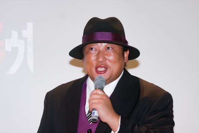 ロバート秋山が実写版「笑ゥせぇるすまん」の劇中衣装で登場！（5枚目）