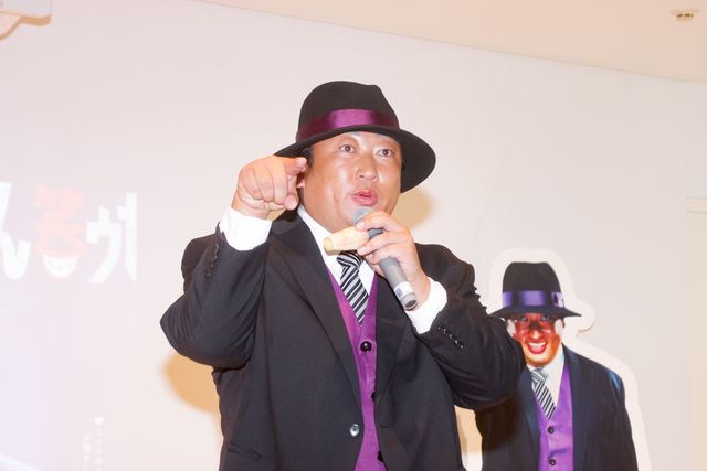 ロバート秋山が実写版「笑ゥせぇるすまん」の劇中衣装で登場！（9枚目）