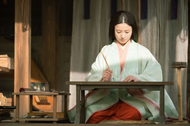 「光る君へ」紫式部（吉高由里子）の書道シーン（2枚目）