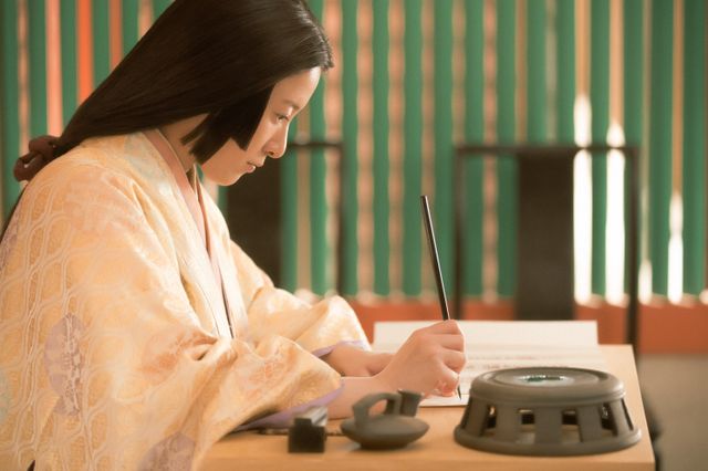 「光る君へ」紫式部（吉高由里子）の書道シーン（3枚目）
