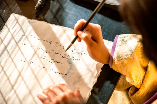 「光る君へ」紫式部（吉高由里子）の書道シーン（4枚目）