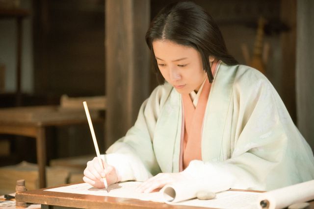 「光る君へ」紫式部（吉高由里子）の書道シーン（6枚目）
