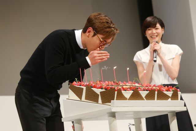 BIGBANGのT.O.Pことチェ・スンヒョン、サプライズの誕生祝いに歓喜！フォトギャラリー：フォトギャラリー