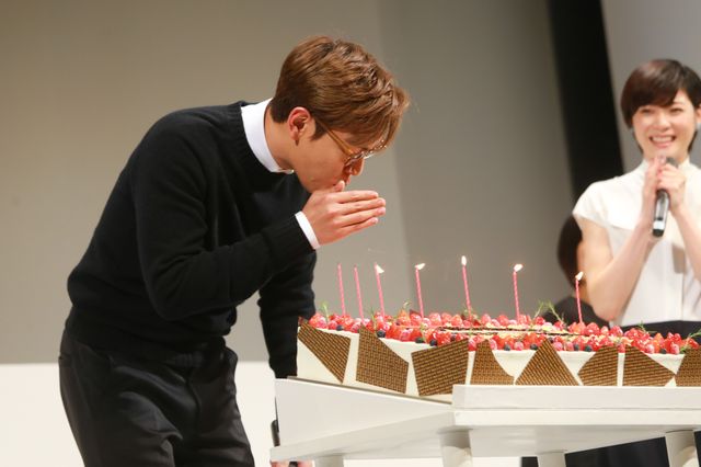 BIGBANGのT.O.Pことチェ・スンヒョン、サプライズの誕生祝いに歓喜！フォトギャラリー（3枚目）