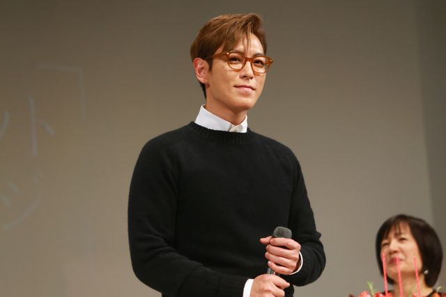 BIGBANGのT.O.Pことチェ・スンヒョン、サプライズの誕生祝いに歓喜！フォトギャラリー（4枚目）