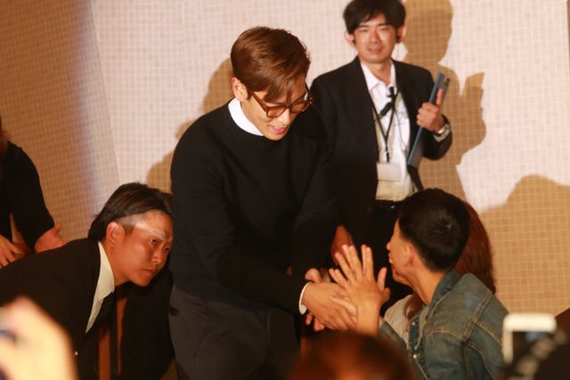 BIGBANGのT.O.Pことチェ・スンヒョン、サプライズの誕生祝いに歓喜！フォトギャラリー（7枚目）