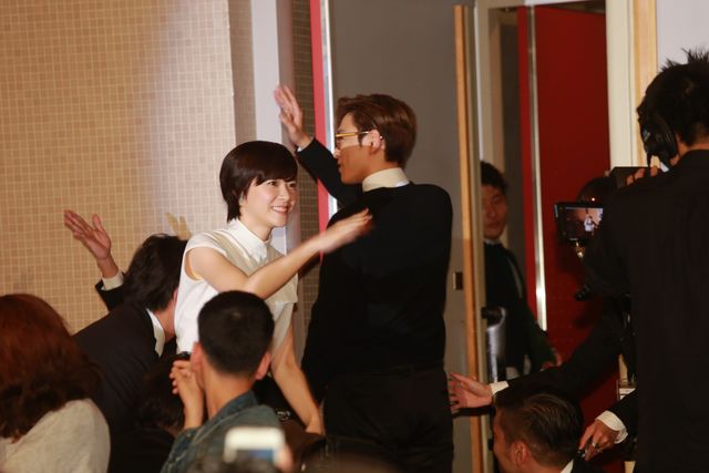 BIGBANGのT.O.Pことチェ・スンヒョン、サプライズの誕生祝いに歓喜！フォトギャラリー（8枚目）