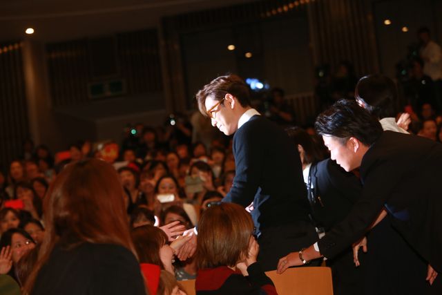 BIGBANGのT.O.Pことチェ・スンヒョン、サプライズの誕生祝いに歓喜！フォトギャラリー（9枚目）