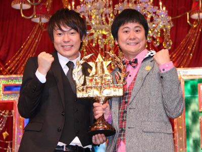 「THE MANZAI 2013」優勝のウーマンラッシュアワー　村本大輔（左）、中川パラダイス