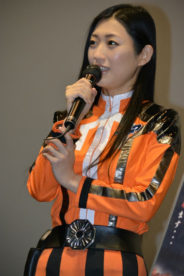 壇蜜がセクシー未亡人＆地球防衛隊に!?映画『地球防衛未亡人』初日舞台あいさつフォトギャラリー（2枚目）