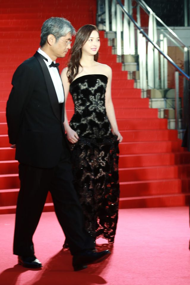 佐々木希のふ、太もも……!!東京国際映画祭レッドカーペットフォトギャラリー3（2枚目）