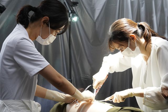 “生ける屍”に囲まれた来美たち…「君と世界が終わる日に」第2話（2枚目）