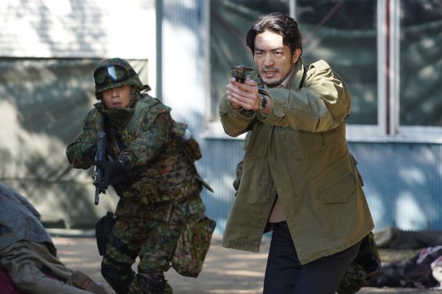 “生ける屍”に囲まれた来美たち…「君と世界が終わる日に」第2話（3枚目）