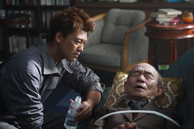 “生ける屍”に囲まれた来美たち…「君と世界が終わる日に」第2話（4枚目）