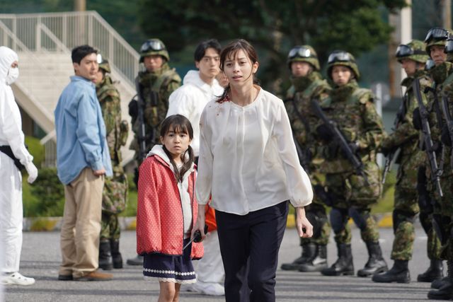 “生ける屍”に囲まれた来美たち…「君と世界が終わる日に」第2話（7枚目）