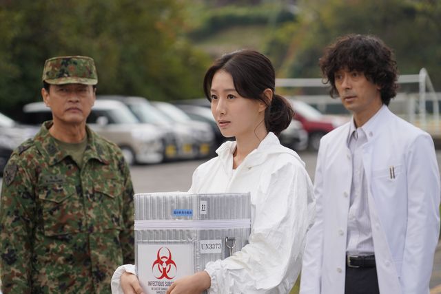 “生ける屍”に囲まれた来美たち…「君と世界が終わる日に」第2話（8枚目）