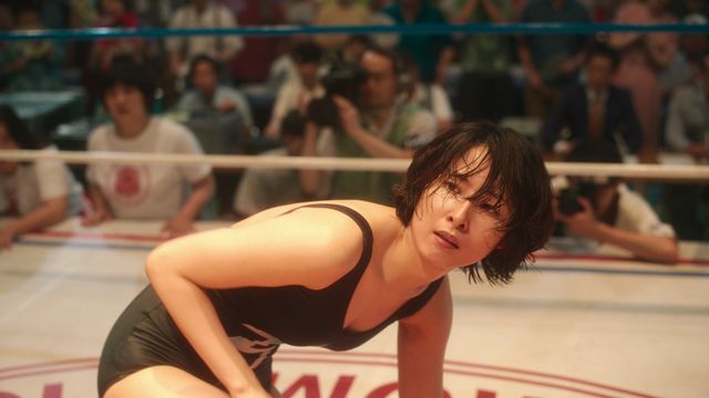 「極悪女王」で話題沸騰のビューティ・ペアのプロレスシーン：フォトギャラリー