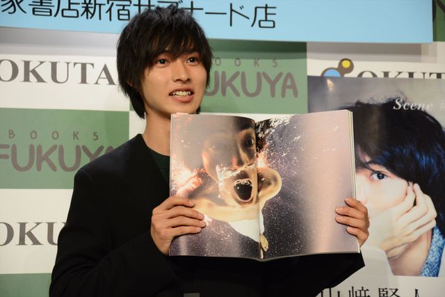 山崎賢人、おちゃめなポーズ！フォトギャラリー（2枚目）