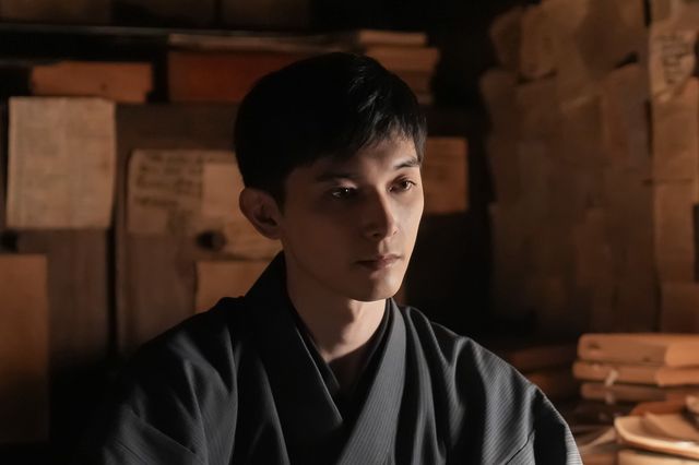 ヘブン（トミー・バストウ）は錦織（吉沢亮）と向き合って…朝ドラ「ばけばけ」第113回の場面写真（2枚目）